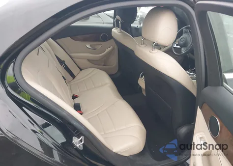 2018 Mercedes-Benz C 300 z USA, uszkodzony, nr VIN 55SWF4JB9JU237149